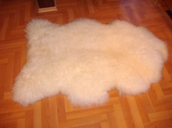 Dekorativní předložka z pravé ovčí kůže o rozměrech do 115/80cm.