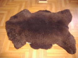 Dekorativní předložka z pravé
ovčí přírodní hnědé kůže
o rozměrech do 115/80cm. 